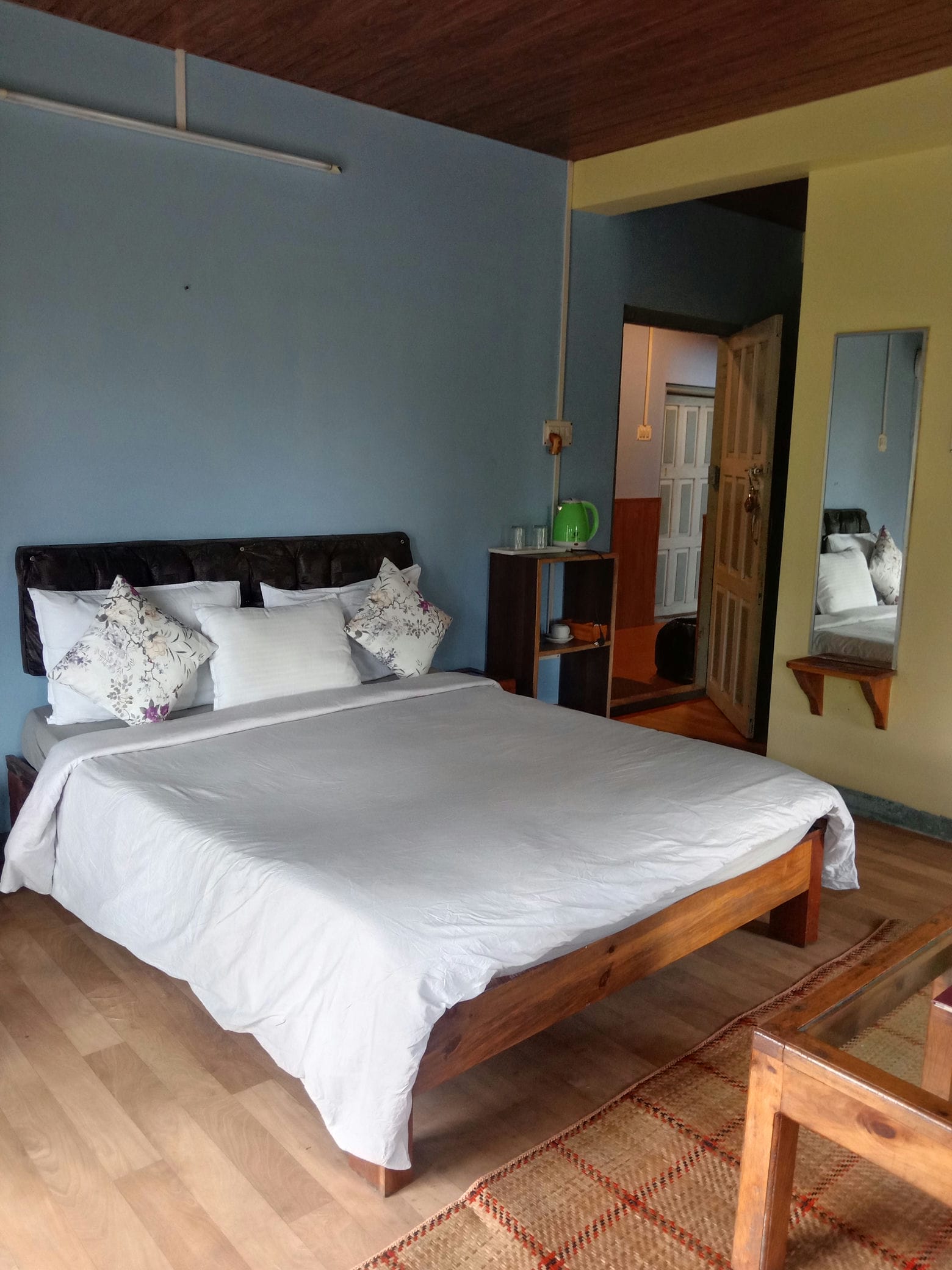 Standard Hotels: - La Kupar Inn/Rockside Resort/Breiancy Holiday Inn or Similar